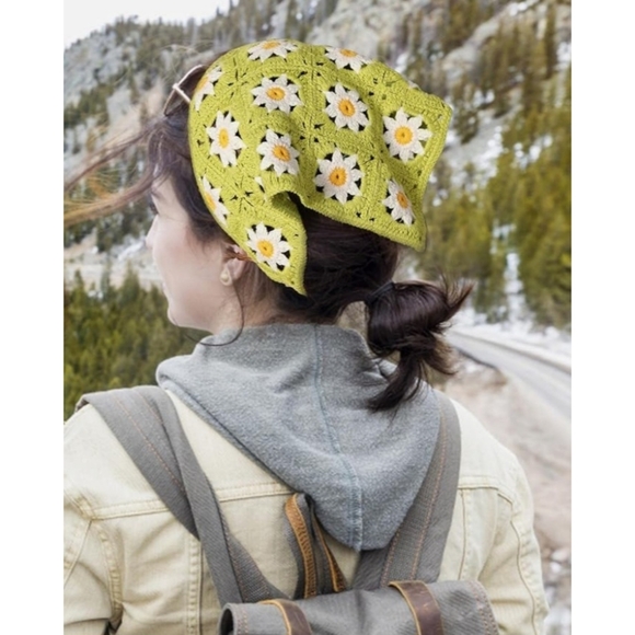 wild fable Accessories - NEW Wild Fable Green And White Daisy Crochet Head Scarf